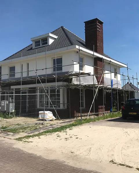 Woning met steiger tijdens buitenwerk