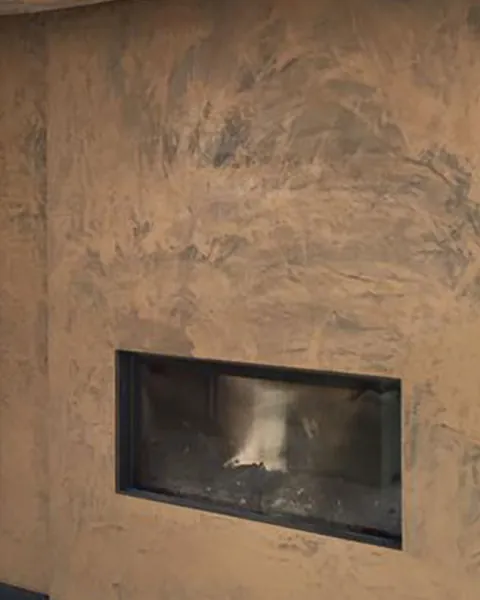 Haardwand met structuur en eiken balken