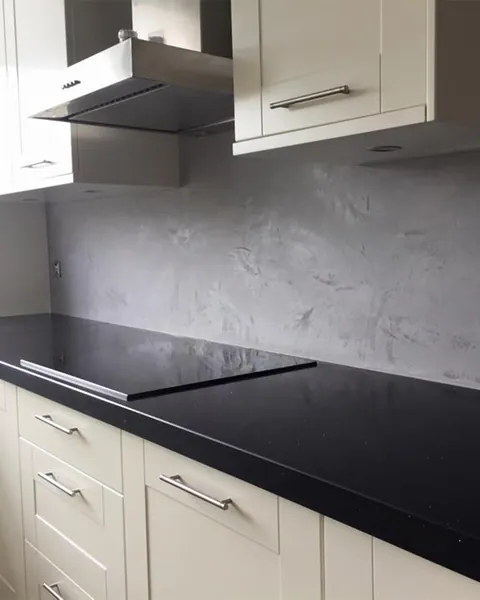 Keuken met gestukadoorde wand boven het aanrecht