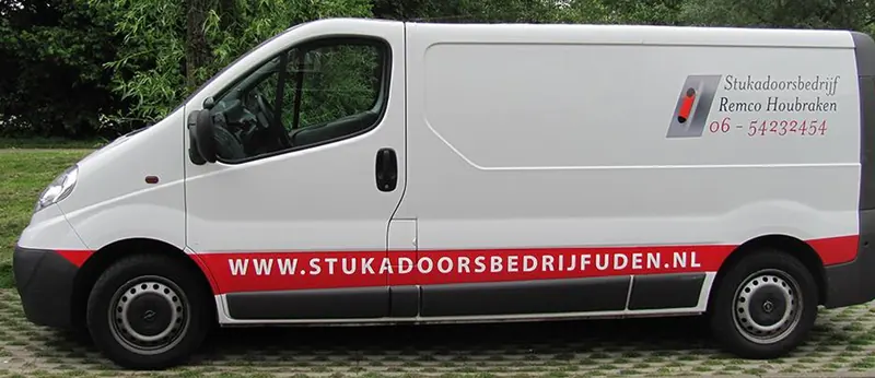 De bedrijfsbus van Stukadoorsbedrijf Remco Houbraken
