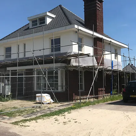 Nieuwbouwwoning met steiger tijdens het buitenwerk