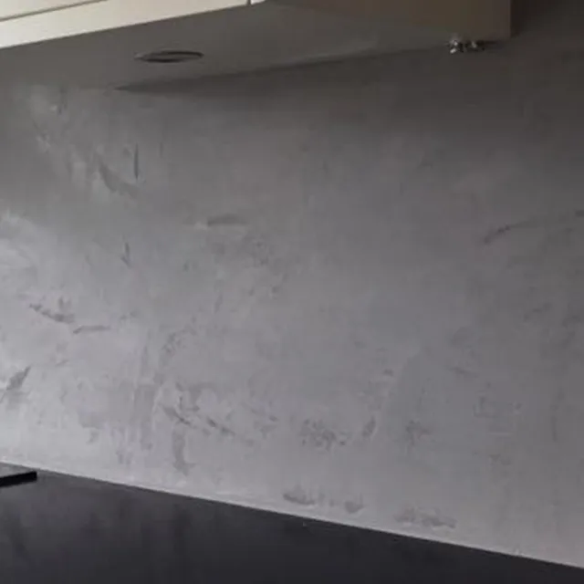 Close-up van een strak gestukadoorde keukenwand
